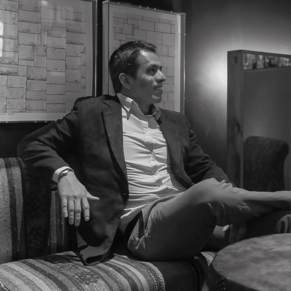 Alfredo Alfaro - en la oficina